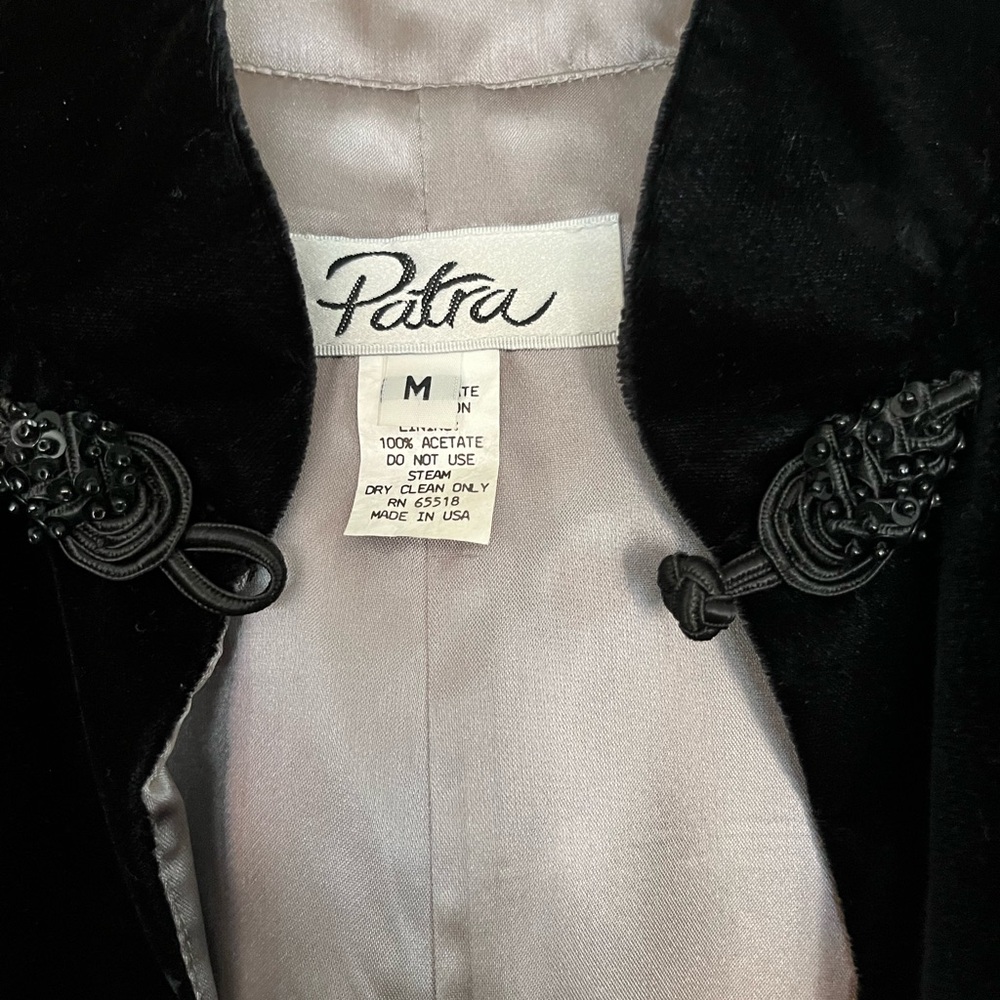 Black velvet sleeved cape style out wear - Picture 4 of 5
